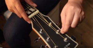 Como colocar corda no violão de pino - Imagem 6